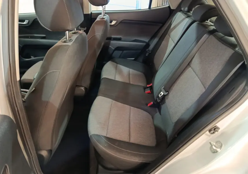 Vue intérieure côté droit des sièges arrière gris clair et tissu du Kia Stonic 1.0 T-GDI 100 Urban 2022, avec ceinture de sécurité visible.