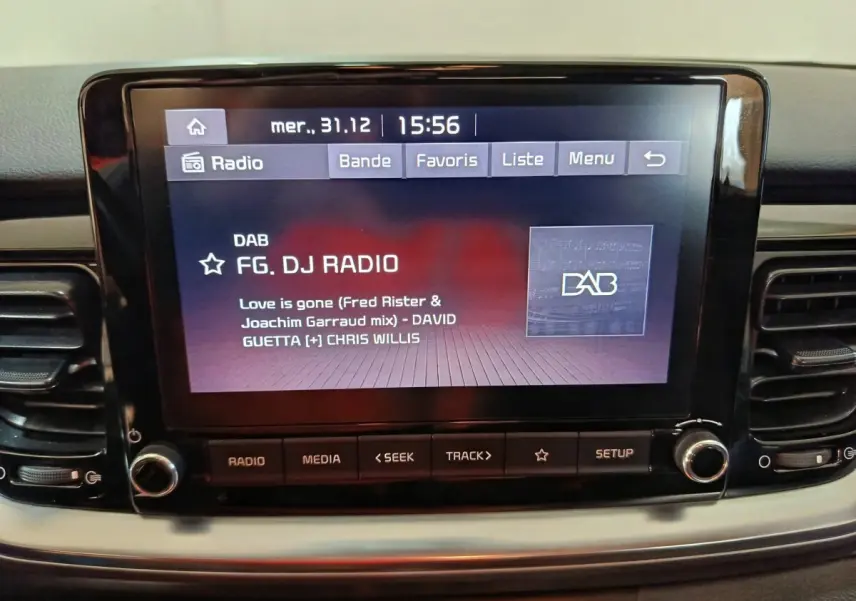 Écran tactile central du tableau de bord du KIA STONIC gris clair 2022 affichant une radio numérique DAB.