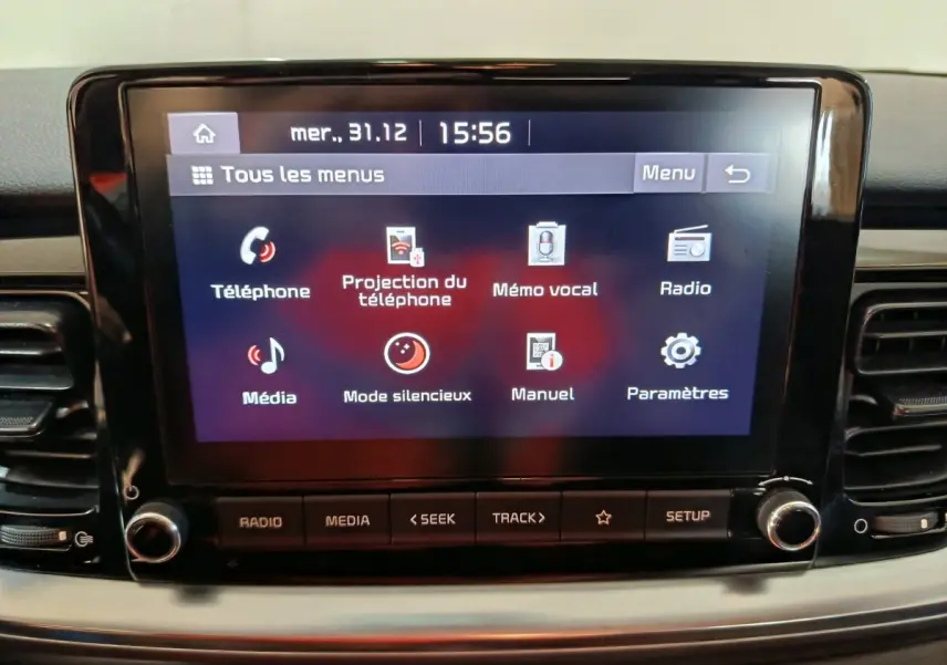 Écran tactile central du tableau de bord du Kia Stonic gris clair, affichant le menu principal multimédia.