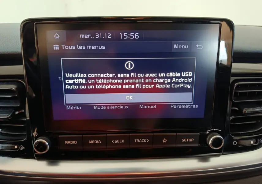 Écran tactile central du tableau de bord du Kia Stonic gris clair, affichant un message de connexion Apple CarPlay et Android Auto.