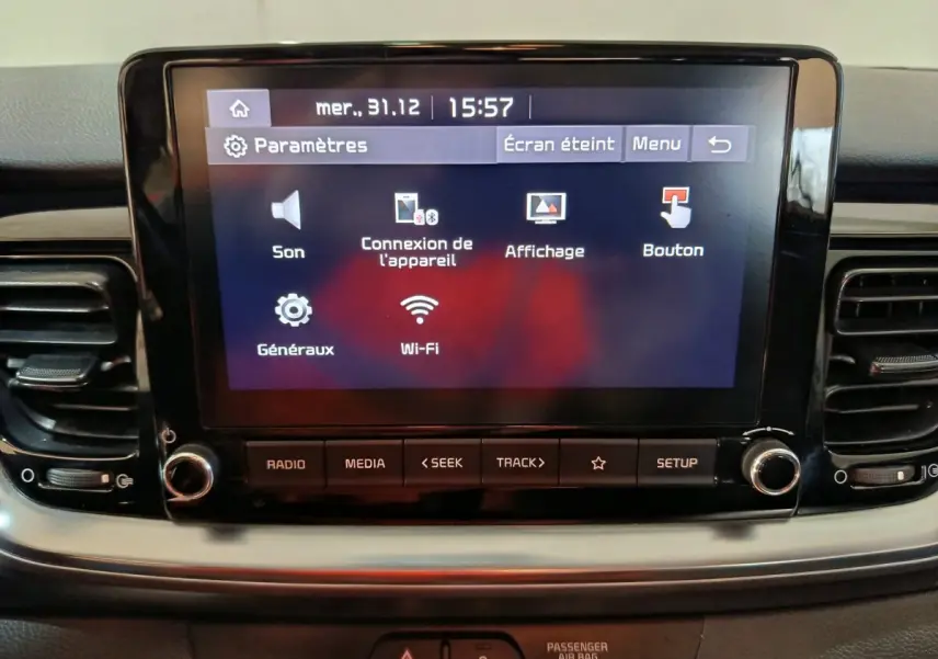 Écran tactile central du tableau de bord du Kia Stonic 1.0 T-GDI 2022 affichant le menu des paramètres.