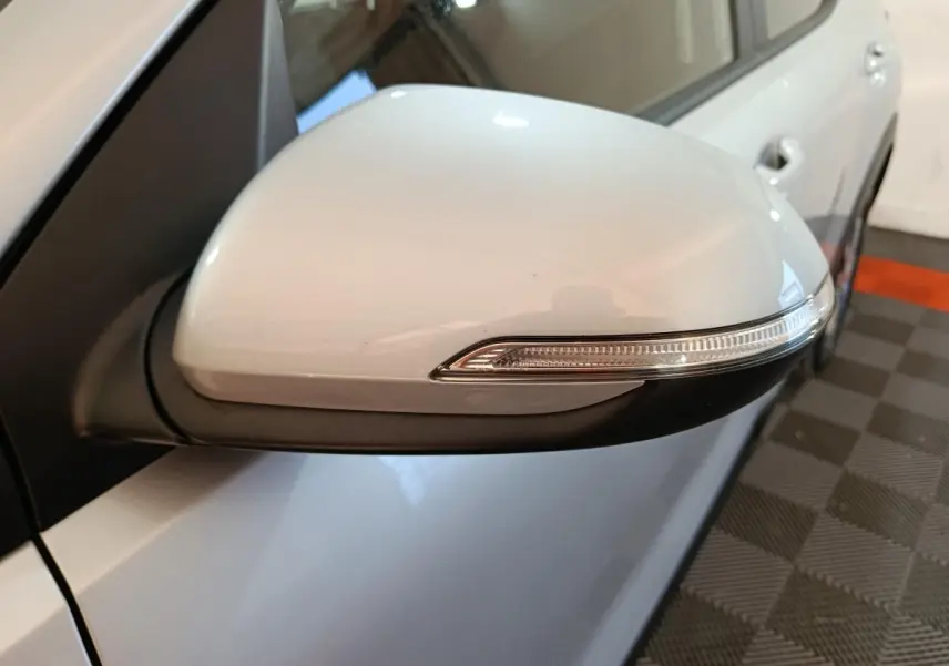 Rétroviseur côté gauche gris clair de la KIA STONIC 1.0 T-GDI 2022 avec clignotant intégré, vue rapprochée.