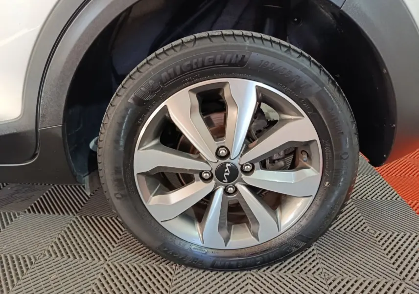 Gros plan sur la roue avant droite gris clair du KIA STONIC 1.0 T-GDI 100 URBAN avec jante alliage et pneu Michelin.