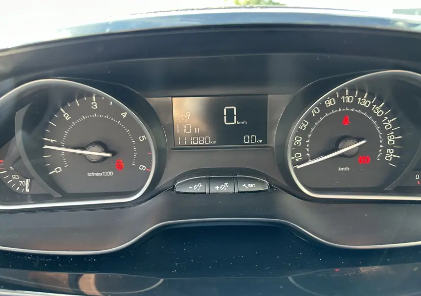 Vue rapprochée du tableau de bord gris du Peugeot 2008 1.5 HDi 2019, affichant 111080 km et compte-tours à zéro.