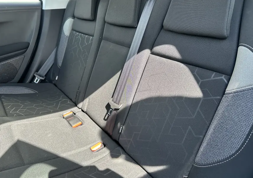 Banquette arrière en tissu gris foncé avec motifs géométriques du Peugeot 2008 1.5 HDi 2019 vue côté gauche.