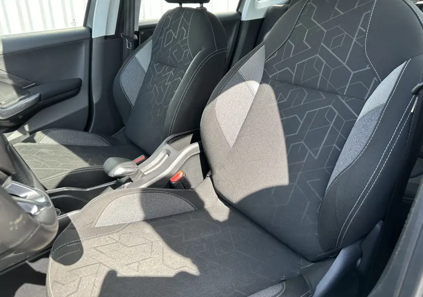 Vue intérieure rapprochée des sièges avant en tissu gris à motifs géométriques du Peugeot 2008 1.5 HDi 2019.