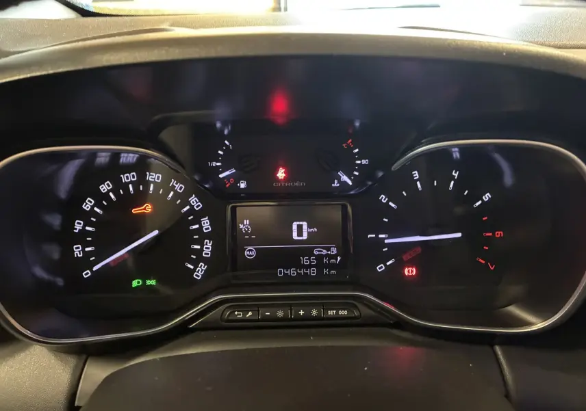 Tableau de bord du Citroën C3 Aircross 2023 avec affichage numérique, compte-tours et jauges analogiques éclairées.