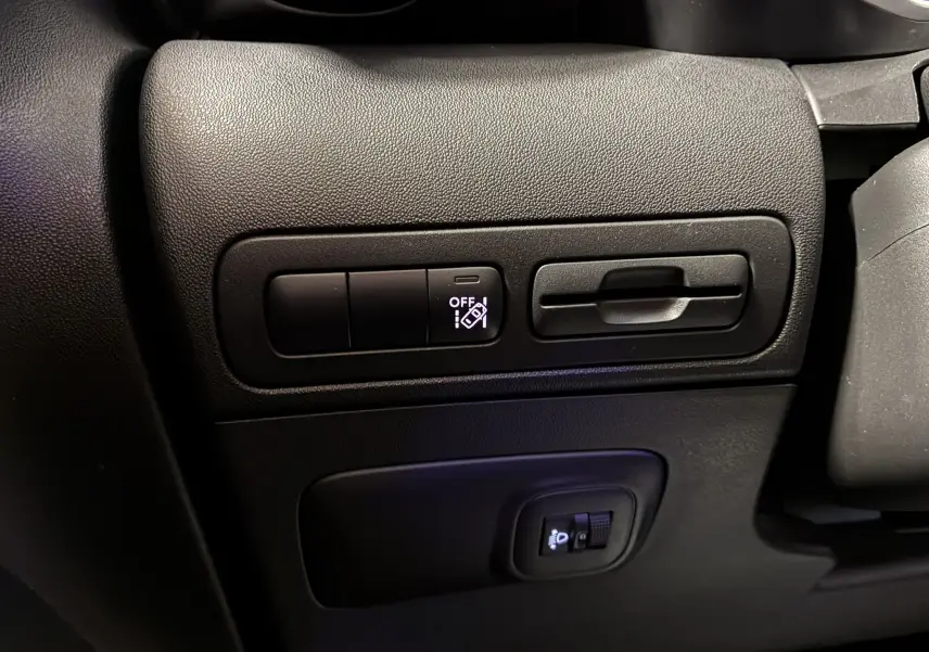 Gros plan sur les commandes noires du tableau de bord côté gauche du Citroën C3 Aircross gris platinium 2023.