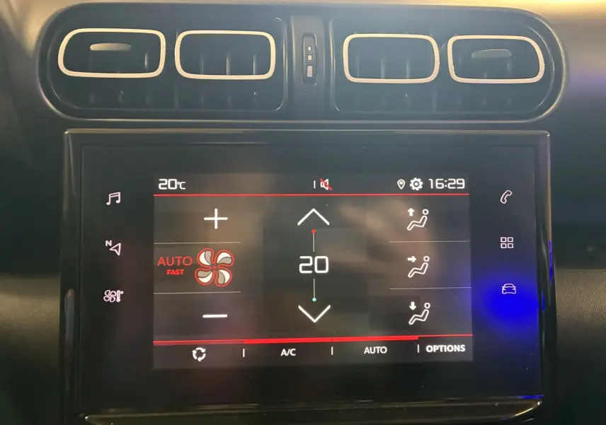 Écran tactile central du tableau de bord de la Citroën C3 Aircross 2023 affichant la climatisation à 20°C en mode automatique.