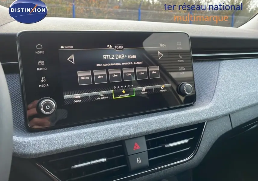 Vue intérieure centrée sur l'écran tactile multimédia du Skoda Kamiq gris argent avec finition tissu gris.