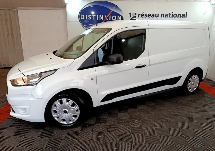 Vue côté droit du fourgon Ford Transit blanc 2022, avec jantes acier et rétroviseurs noirs dans un showroom.