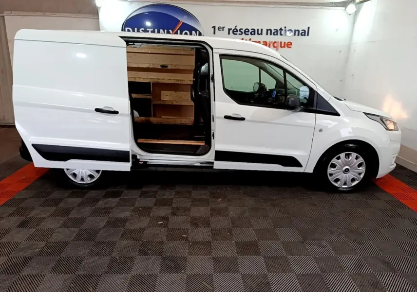 Vue de profil côté droit d’un Ford Transit Fourgon blanc 2022 avec porte latérale coulissante ouverte montrant l’intérieur boisé.