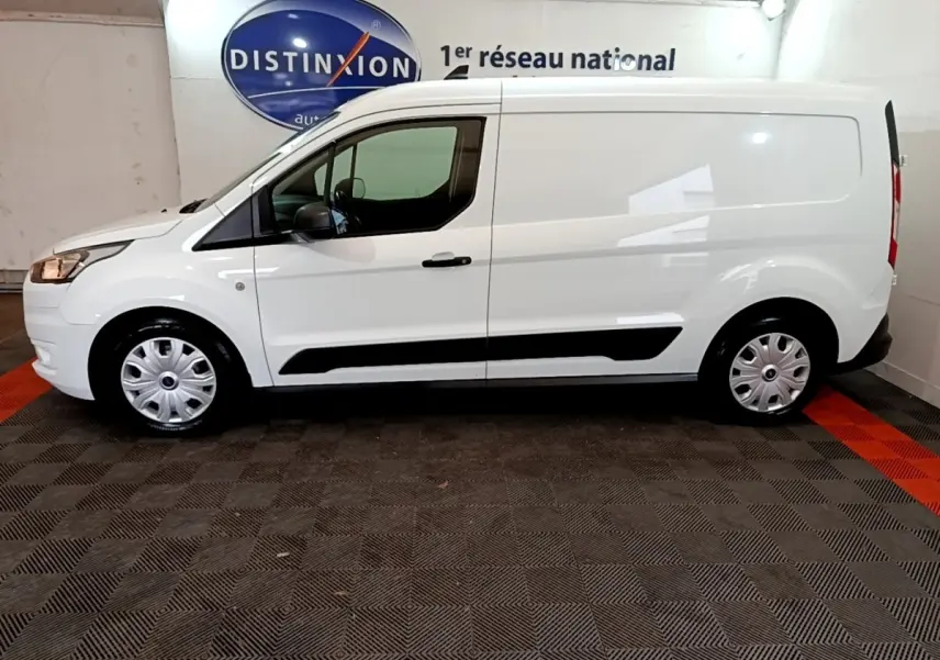 Vue de profil côté gauche d'un Ford Transit Fourgon blanc 2022 avec jantes acier et bandes noires latérales.