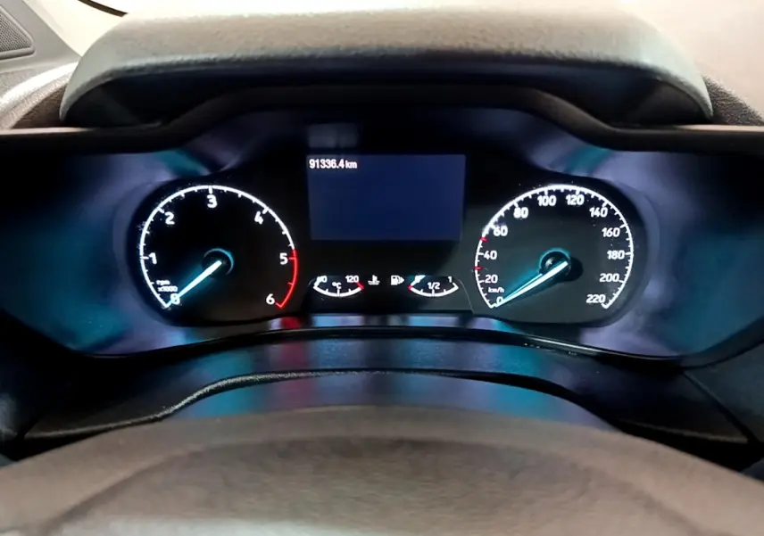 Vue rapprochée du tableau de bord du Ford Transit Fourgon 2022, affichant compte-tours, vitesse et kilométrage.