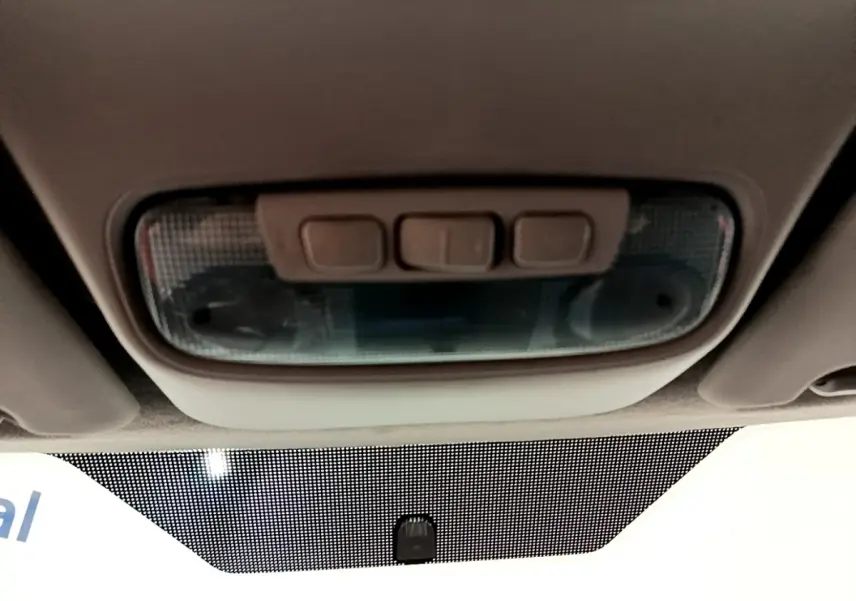 Plafonnier intérieur beige avec trois boutons, vue en gros plan depuis l'avant du Ford Transit Fourgon blanc.