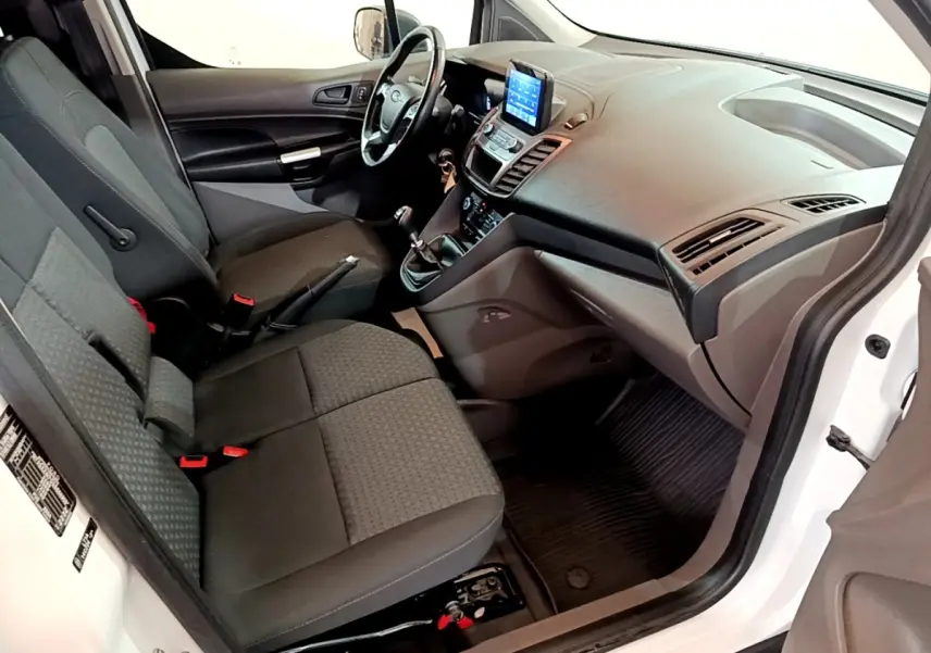 Vue intérieure côté conducteur du Ford Transit Fourgon blanc 2022, avec tableau de bord central et écran tactile visible.