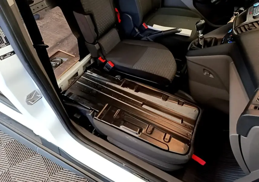 Vue intérieure côté gauche du Ford Transit Fourgon blanc 2022, siège avant droit relevé montrant la structure métallique.