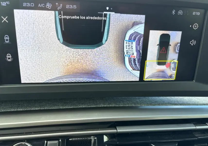 Vue de l'écran de caméra 360 du Peugeot 3008 gris 2025 Hybrid Allure montrant l'environnement autour du véhicule.