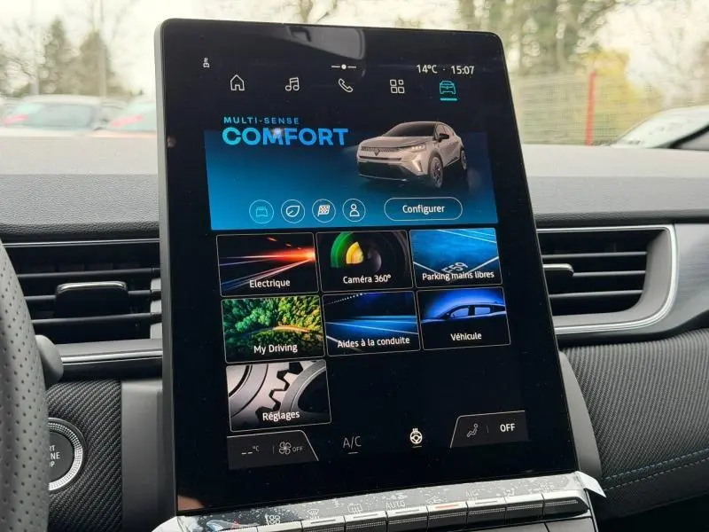 Écran tactile central du Renault Captur 2026 affichant le mode Confort avec interface moderne et commandes digitales.