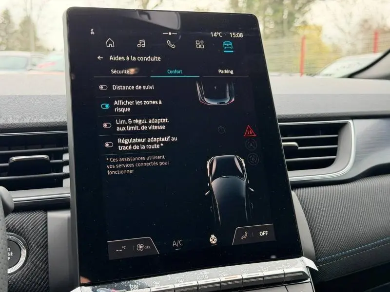 Intérieur du Renault Captur 2026, écran tactile central affichant les aides à la conduite, ambiance moderne et finition soignée.