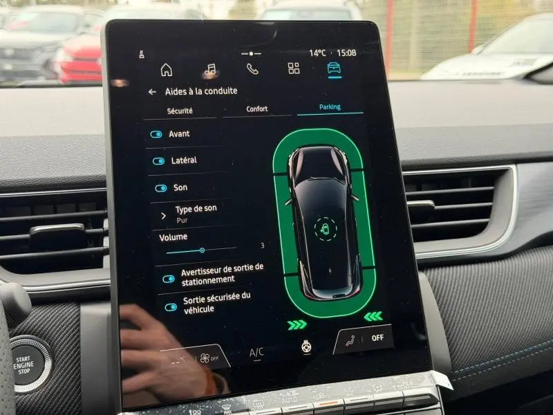 Écran tactile central du Renault Captur 2026 affichant les aides à la conduite et le mode parking en vue intérieure.
