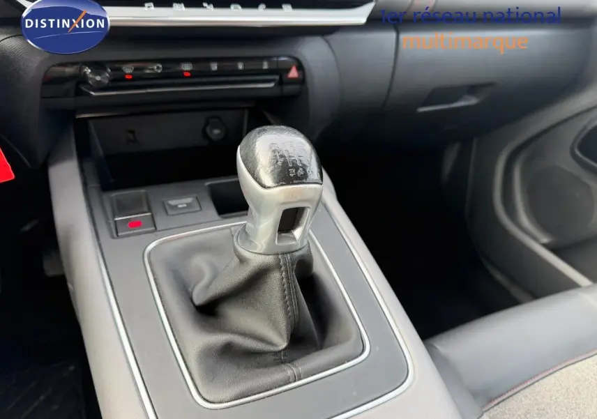 Le levier de vitesses manuel noir et gris du Citroën C5 Aircross 2019 vu en gros plan depuis le siège passager.