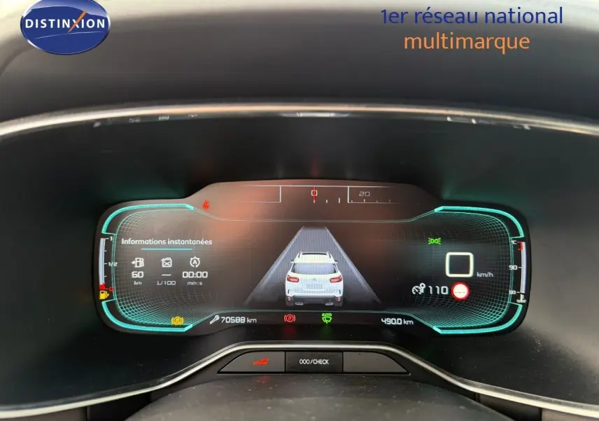 Tableau de bord numérique du Citroën C5 Aircross blanc nacré, affichant la vitesse et l'assistance au maintien de voie.