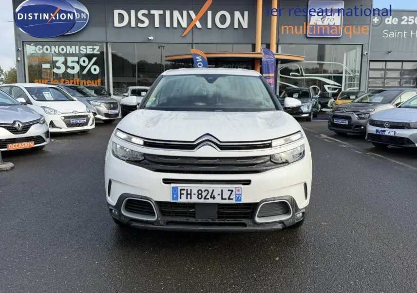 Vue frontale d'une Citroën C5 Aircross blanc nacré avec calandre noire et plaque "OCCASION" visible.