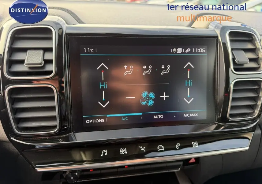 Écran tactile central de la Citroën C5 Aircross blanc nacré, affichant les réglages de climatisation automatique.