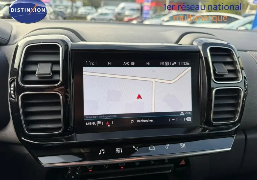 Écran tactile central avec navigation et aérateurs noirs encadrant le tableau de bord d'un Citroën C5 Aircross 2019.