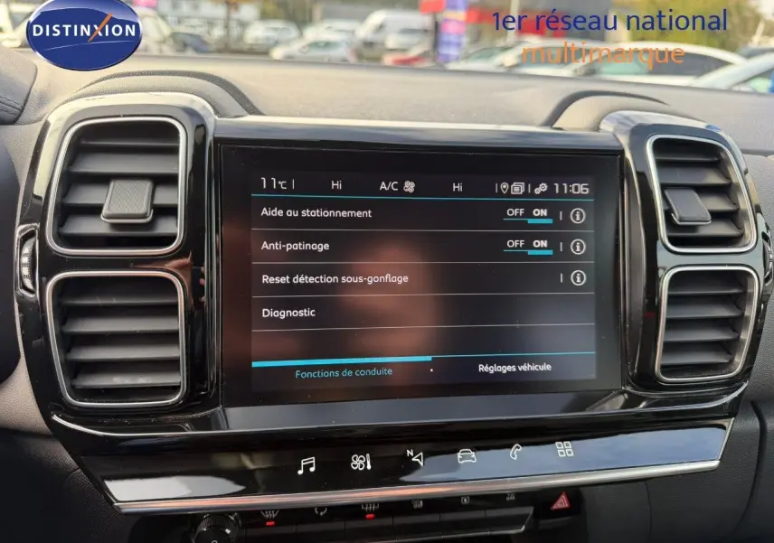 Écran tactile central du tableau de bord du Citroën C5 Aircross blanc nacré, affichant les aides à la conduite.