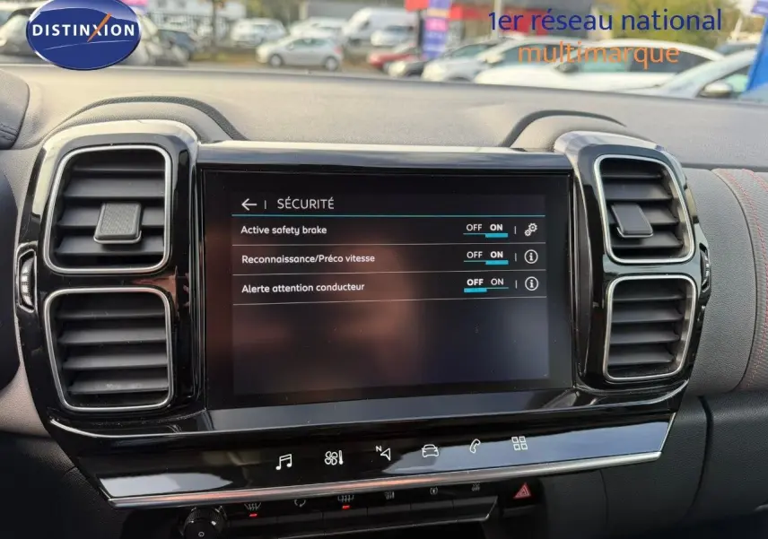 Écran tactile central du tableau de bord du Citroën C5 Aircross 2019 affichant les options de sécurité.