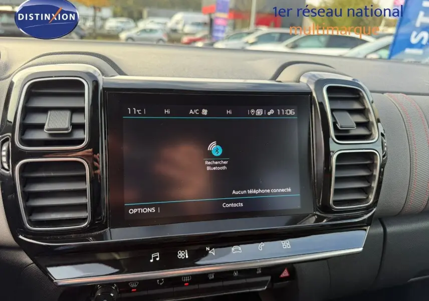 Vue rapprochée de l'écran tactile central et des aérateurs du tableau de bord du Citroën C5 Aircross blanc nacré.