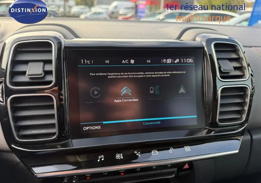 Écran tactile central du tableau de bord d'une Citroën C5 Aircross 2019, avec commandes de climatisation et connectivité.