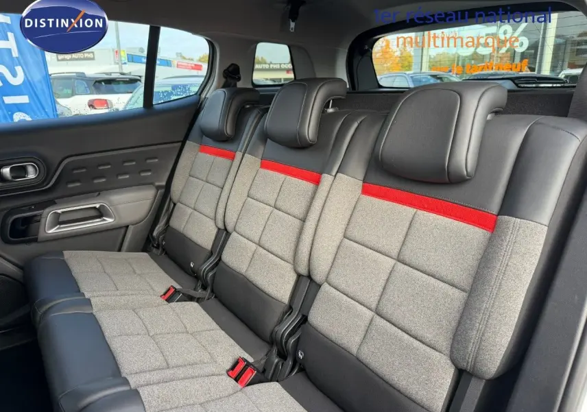 Vue latérale intérieure des sièges arrière du Citroën C5 Aircross 2019, tissu gris avec bande rouge et appuie-têtes noirs.