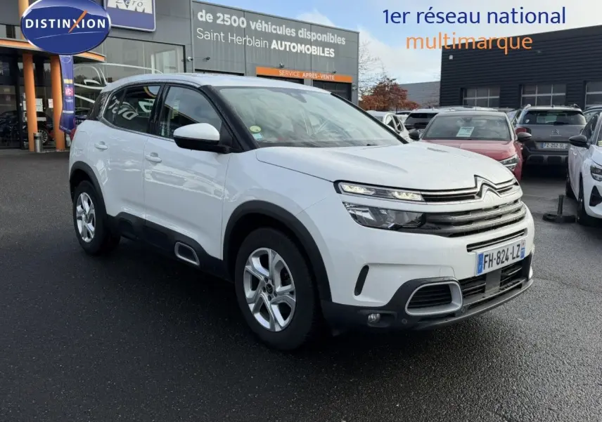 Citroën C5 Aircross blanc nacré en 3/4 avant droit, SUV compact avec calandre distinctive et jantes alliage.
