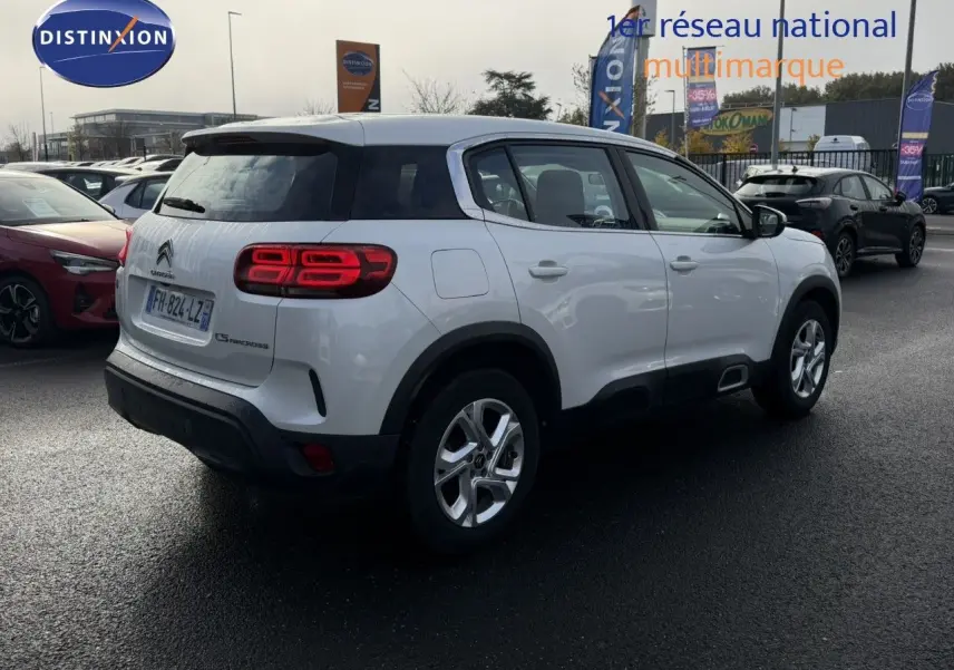 Citroën C5 Aircross blanc nacré vu en 3/4 arrière droit avec feux arrière LED et jantes alliage.