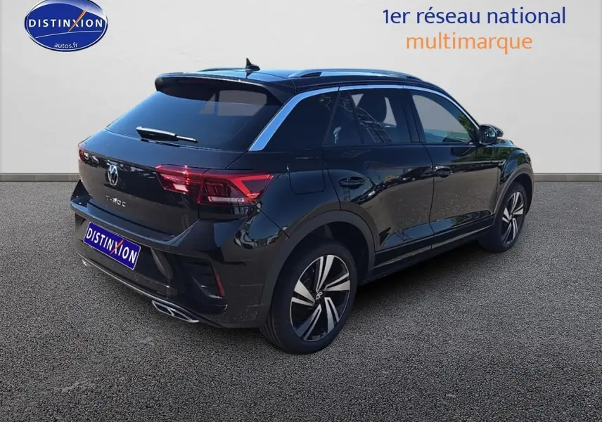Vue 3/4 arrière droite d'un Volkswagen T-Roc noir perle finition R-Line avec jantes alliage 18 pouces Nevada noir.