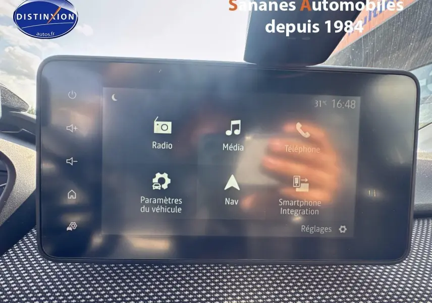 Vue avant du Dacia Jogger blanc glacier avec jantes aluminium noires et vitres arrière surteintées.