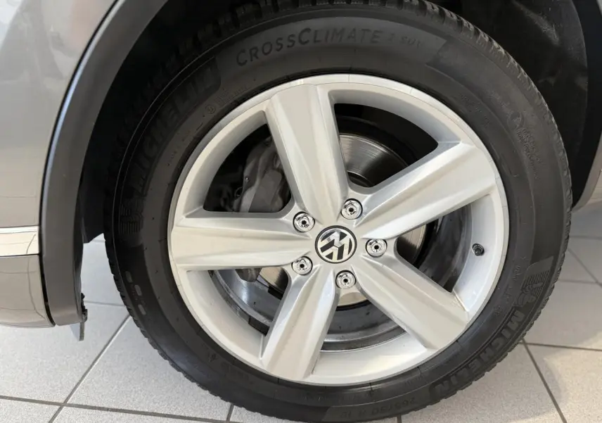Gros plan sur la roue avant droite gris foncé du Volkswagen Touareg 3.0 V6 TDI avec jante alliage 19 pouces Salvador.
