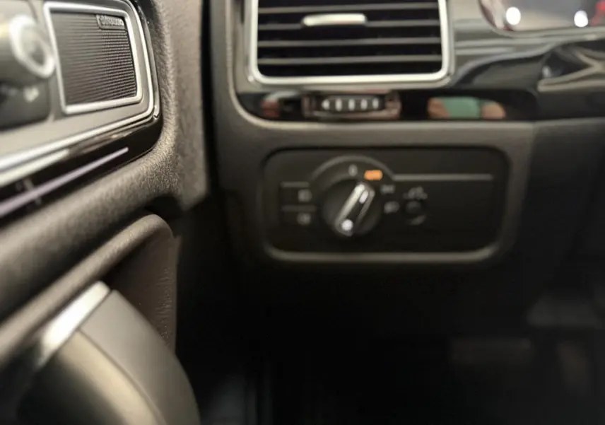 Détail du tableau de bord noir du Volkswagen Touareg 2017 avec commande d'éclairage et grille d'aération.