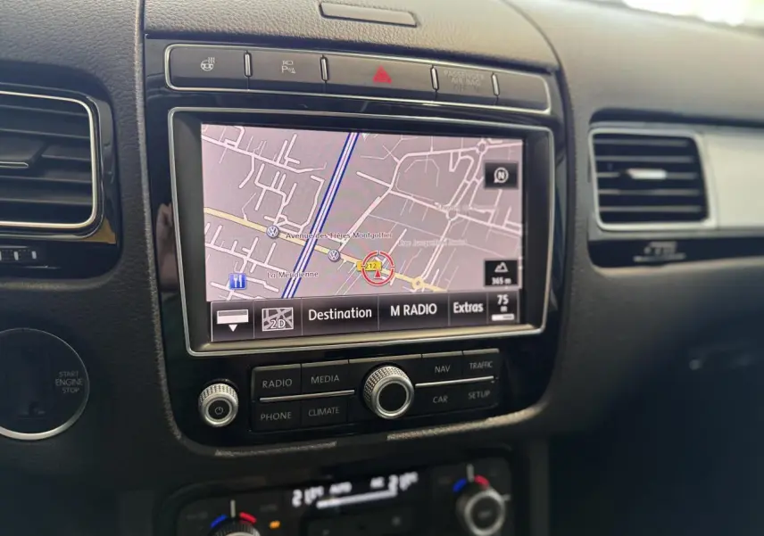 Vue rapprochée de la console centrale du Volkswagen Touareg 2017 avec écran de navigation et commandes multimédia.