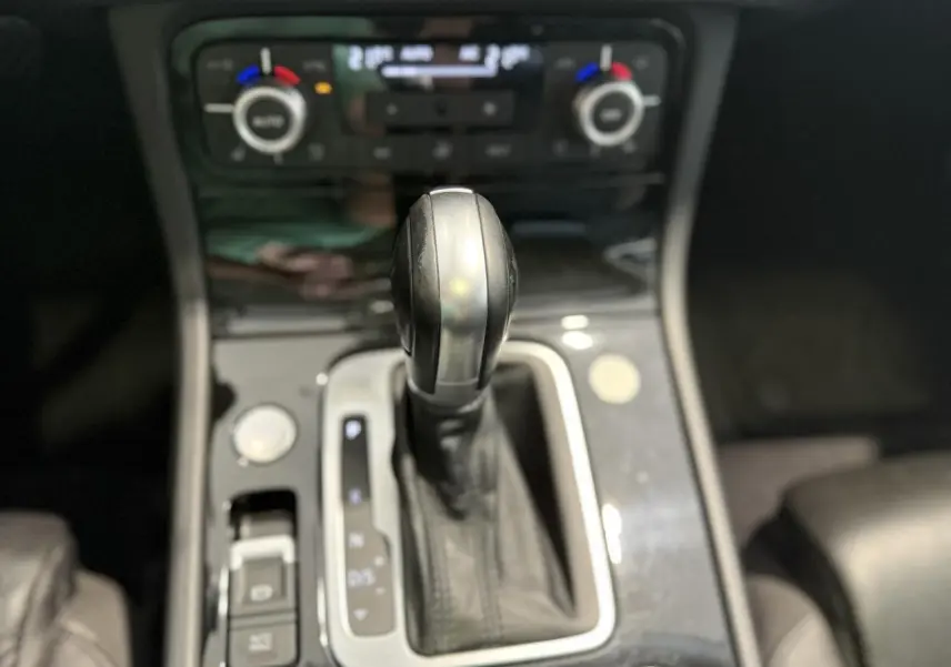 Le levier de vitesses automatique noir et argenté du Volkswagen Touareg 2017 vu de dessus au centre de la console.