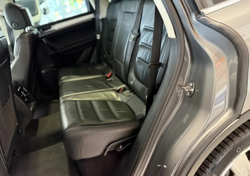Vue côté droit arrière sur la banquette cuir noire et la portière gris foncé du Volkswagen Touareg 2017.