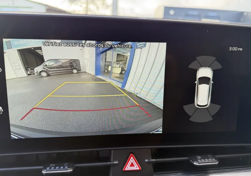 Gros plan sur la roue avant gauche du KIA SPORTAGE gris Sirius, mettant en valeur la jante noire et argentée au design moderne.