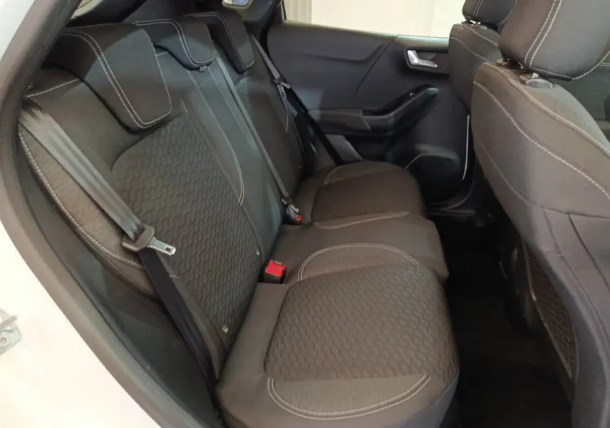 Vue intérieure côté gauche des sièges arrière noirs avec surpiqûres blanches du Ford Puma blanc 2022.