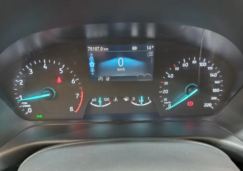 Vue rapprochée du tableau de bord du Ford Puma blanc 2022, affichage numérique et compte-tours éclairés en bleu.