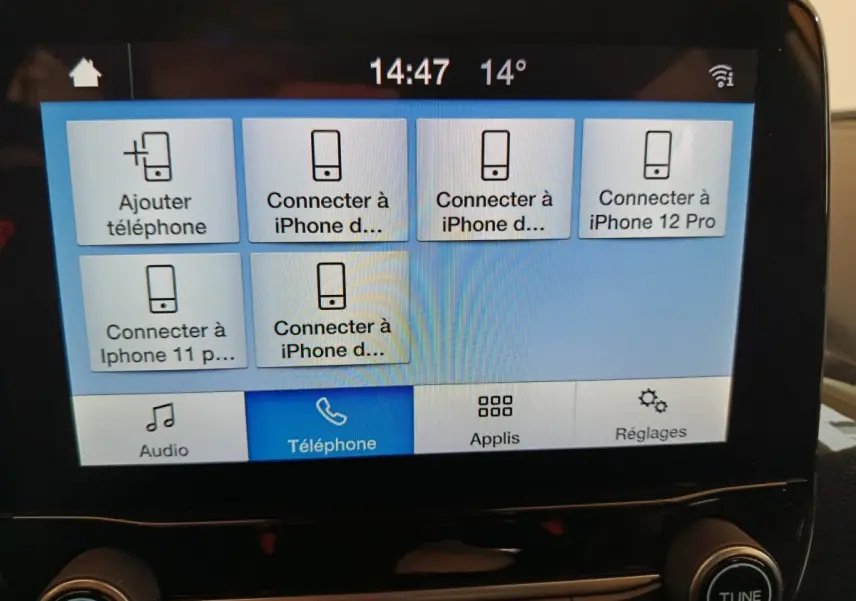 Écran tactile central du Ford Puma blanc 2022 affichant le menu de connexion téléphonique avec plusieurs options iPhone.
