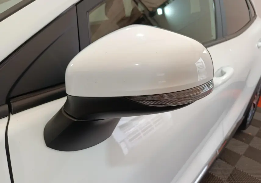 Rétroviseur droit blanc avec clignotant intégré sur Ford Puma blanc, vue rapprochée côté avant droit.