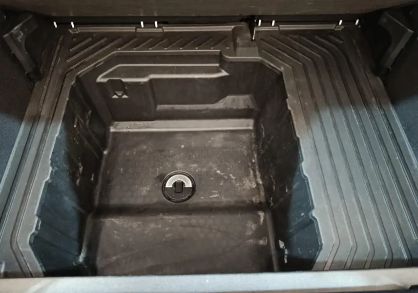 Vue rapprochée du coffre de la Ford Puma blanc 2022, montrant le compartiment de rangement sous la tablette.